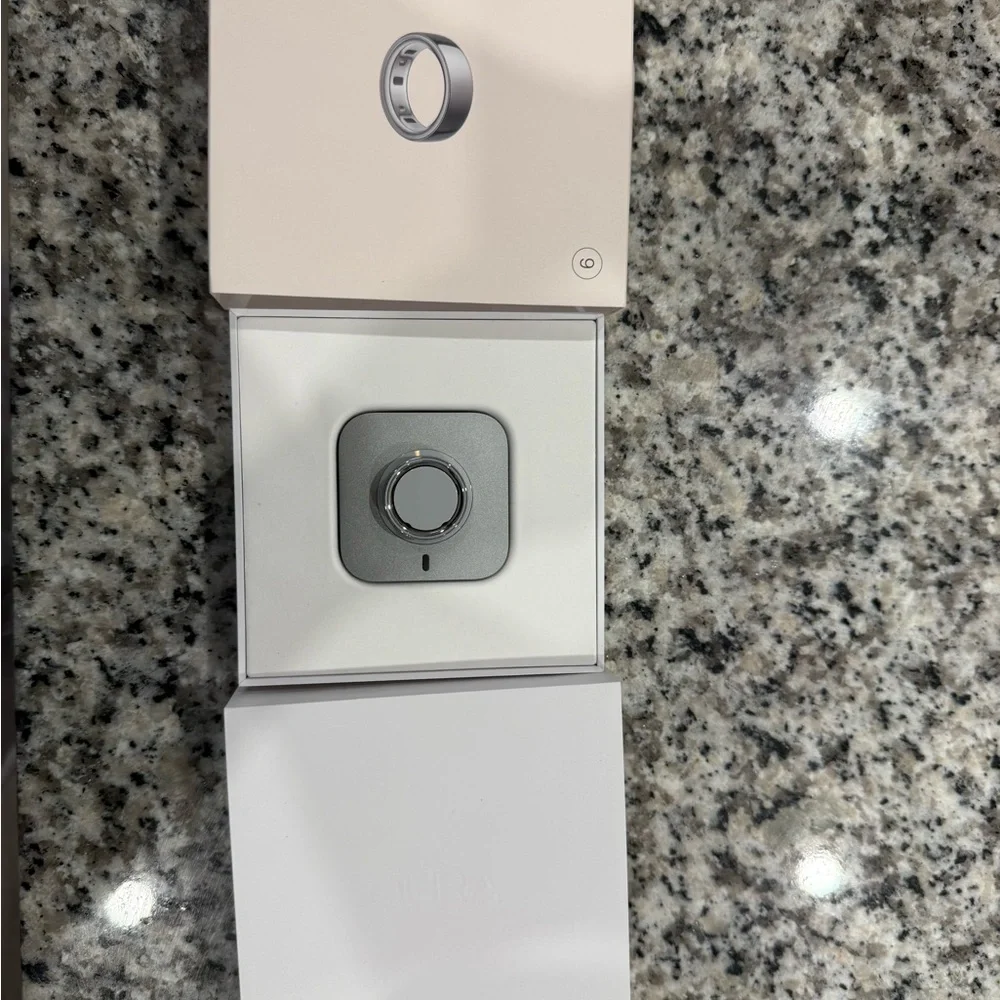Oura Ring 4 - Sleek Silver Design - Picture 4 of 4